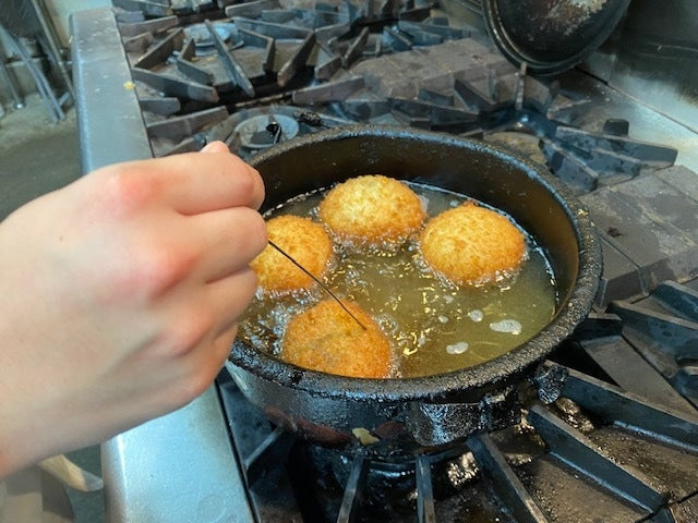 ☆大人気☆牛すじと牛ひき肉の【旨辛】カレーパン【冷凍便】※電子レンジで温めてお召し上がり下さい